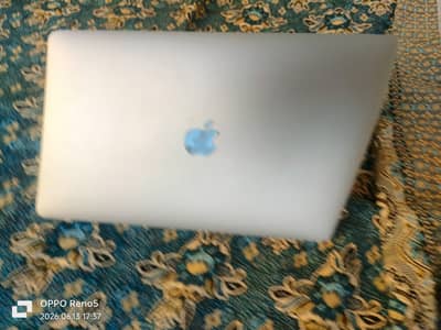 MacBook Air (M1, 2020) with 8GB RAM and 256GB