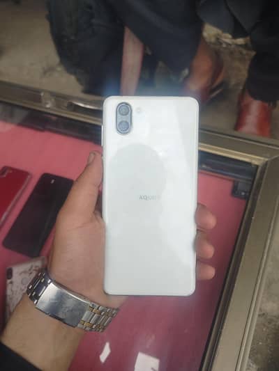 Aquos R3 White colour back damage baqi ok condition Urgent sale k
