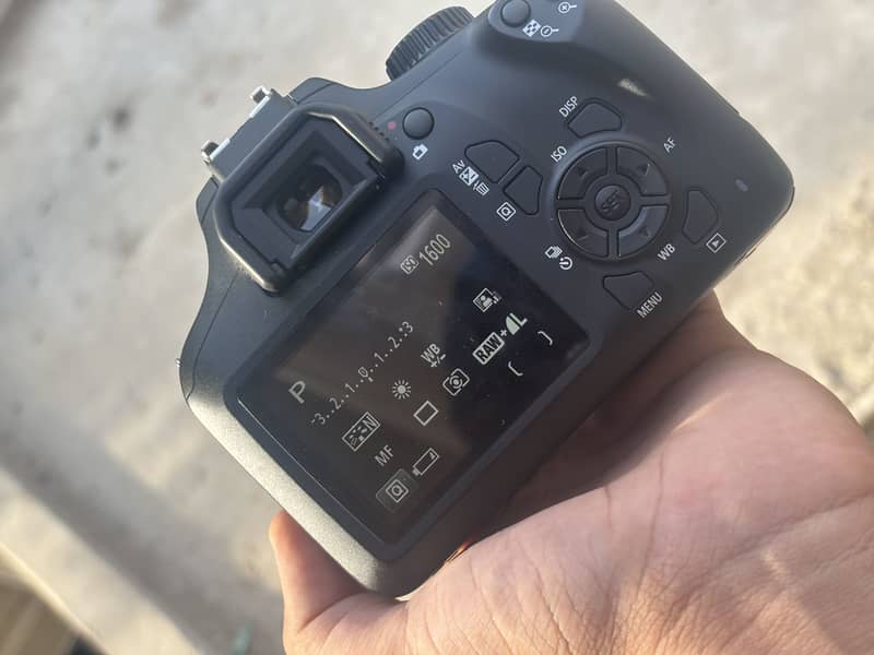 Canon EOS 3000D 1