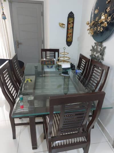 barely used dining table of 6