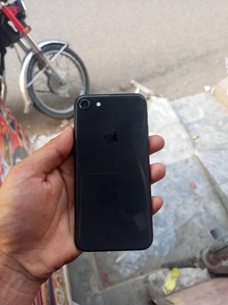 Apple iPhone 8 1
