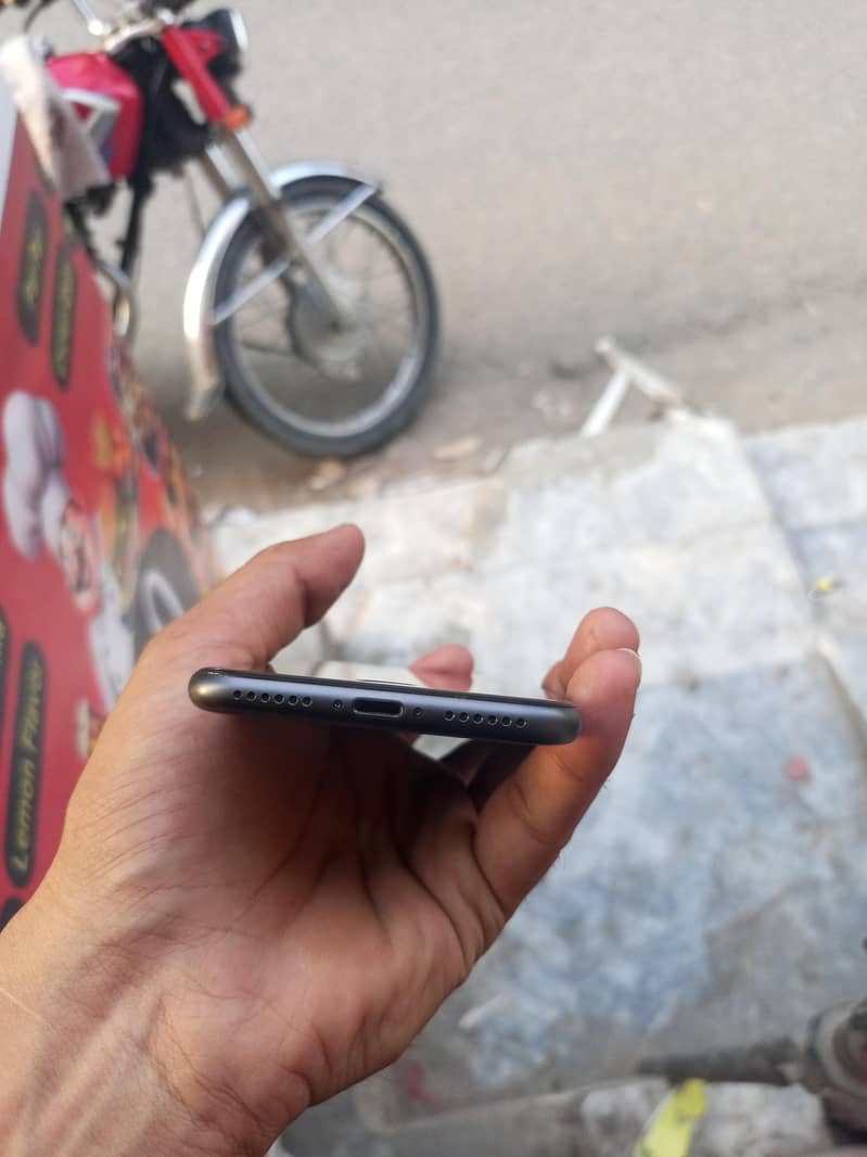 Apple iPhone 8 3