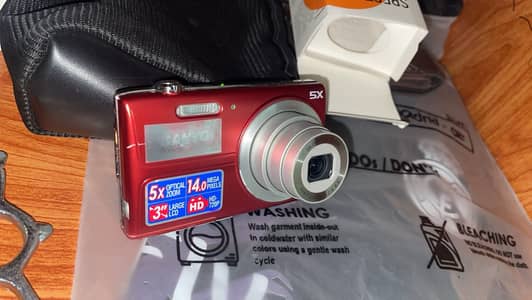 Sanyo VPC-T1496 Digital Camera with Camera Pouch