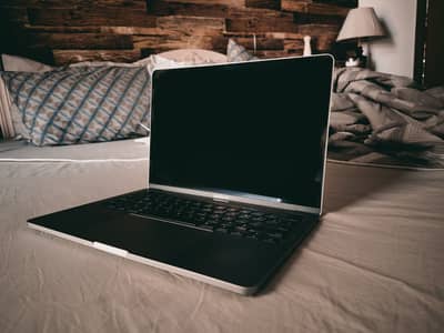Macbook Pro 2020 i5 8GB (no charger]