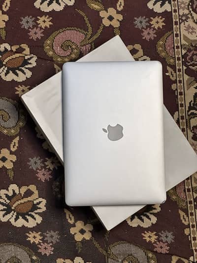 Apple MacBook Air 2017 with box