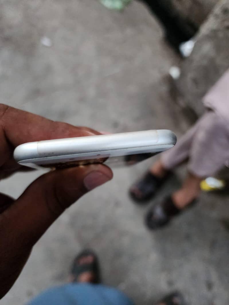 Apple iPhone 8 4