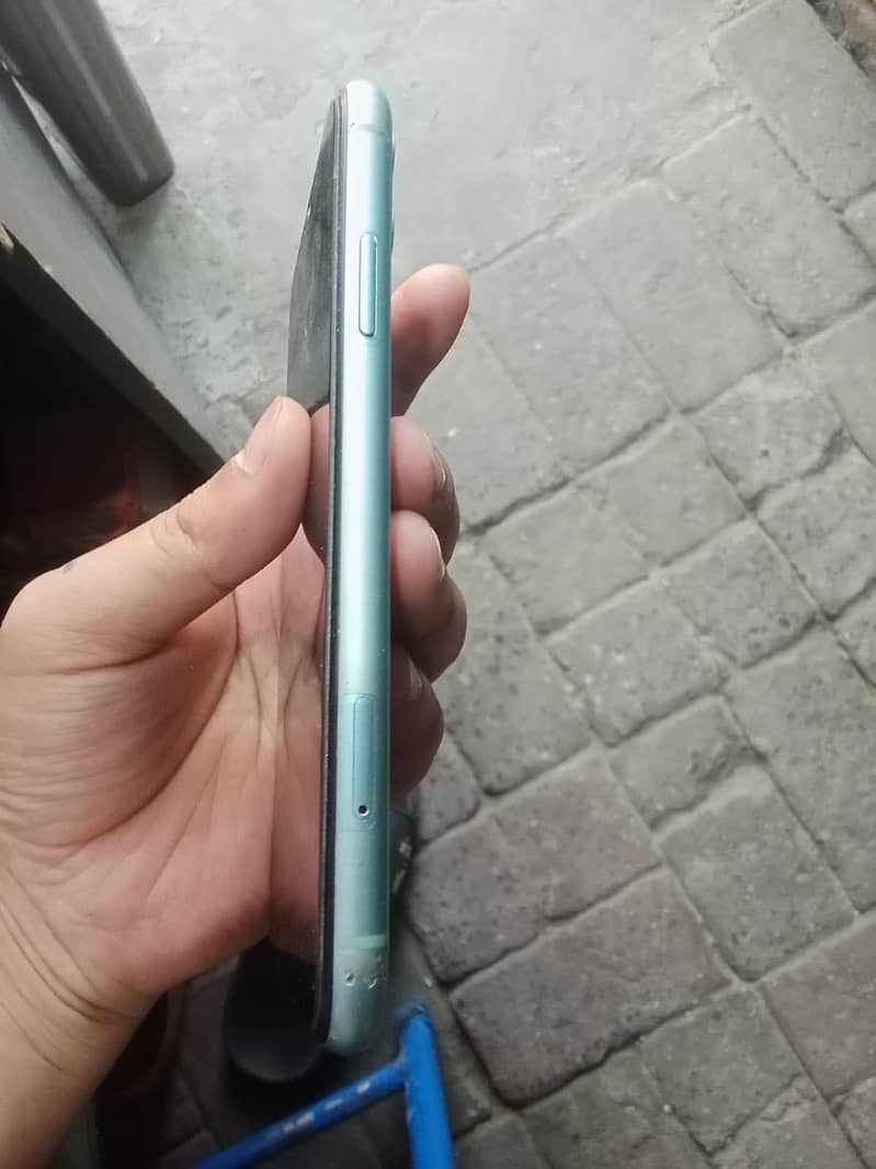 iPhone 11 3