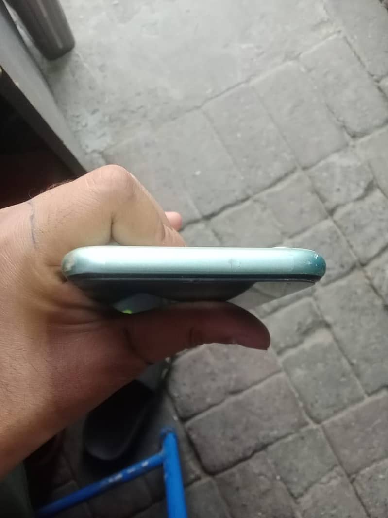 iPhone 11 4