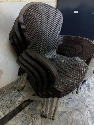 6x Plastic Chairs