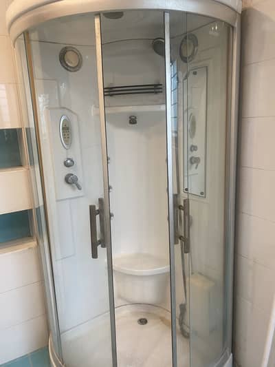Standing shower cabin