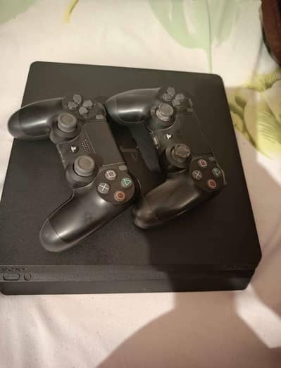 PlayStation 4 slim 1tb Ps4 slim 1tb with two controllers