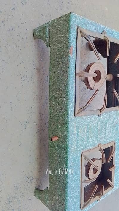 kitchen stove available in very gud condition