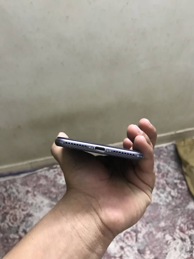 Apple iPhone 8 Plus 4