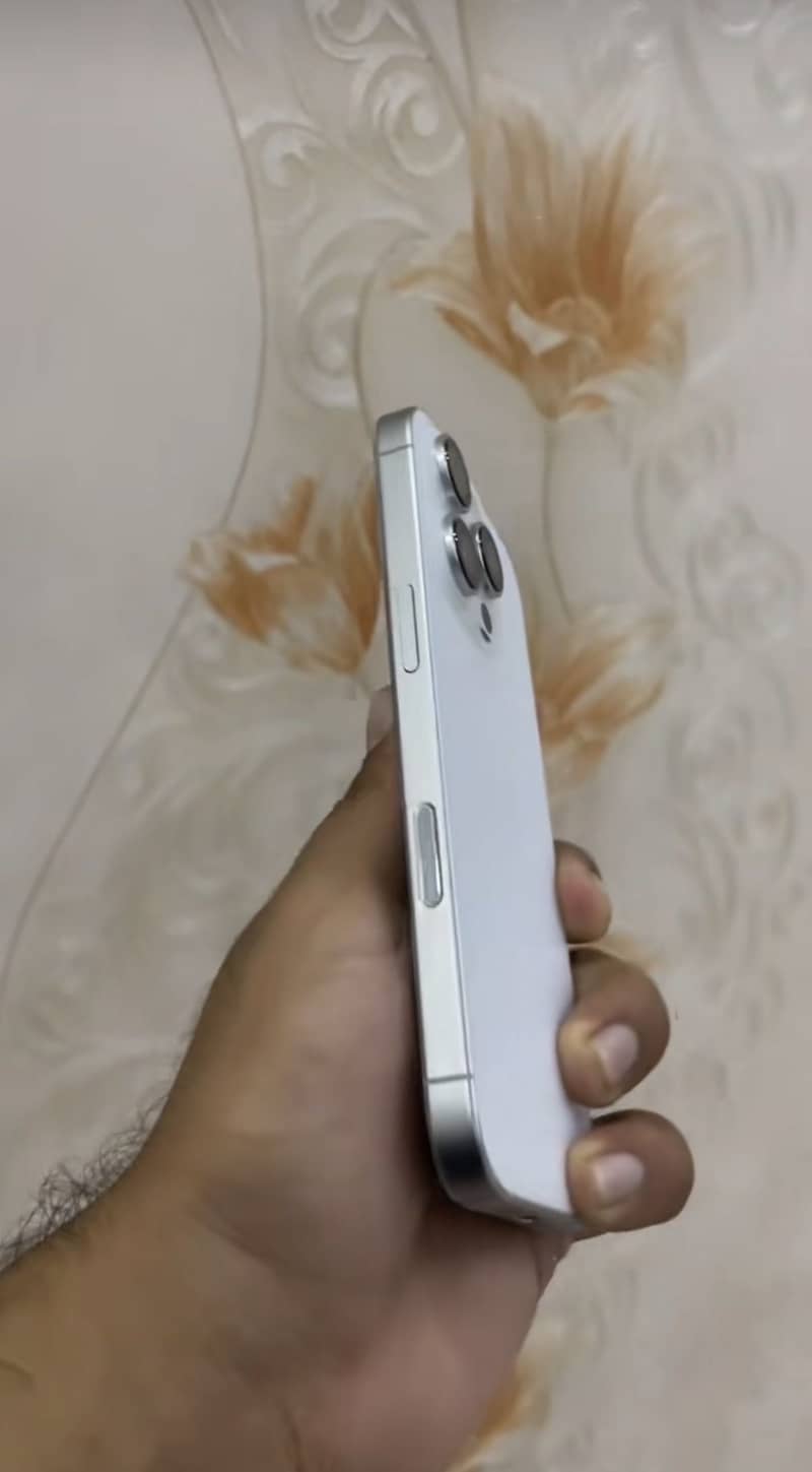 iPhone 16 pro 1
