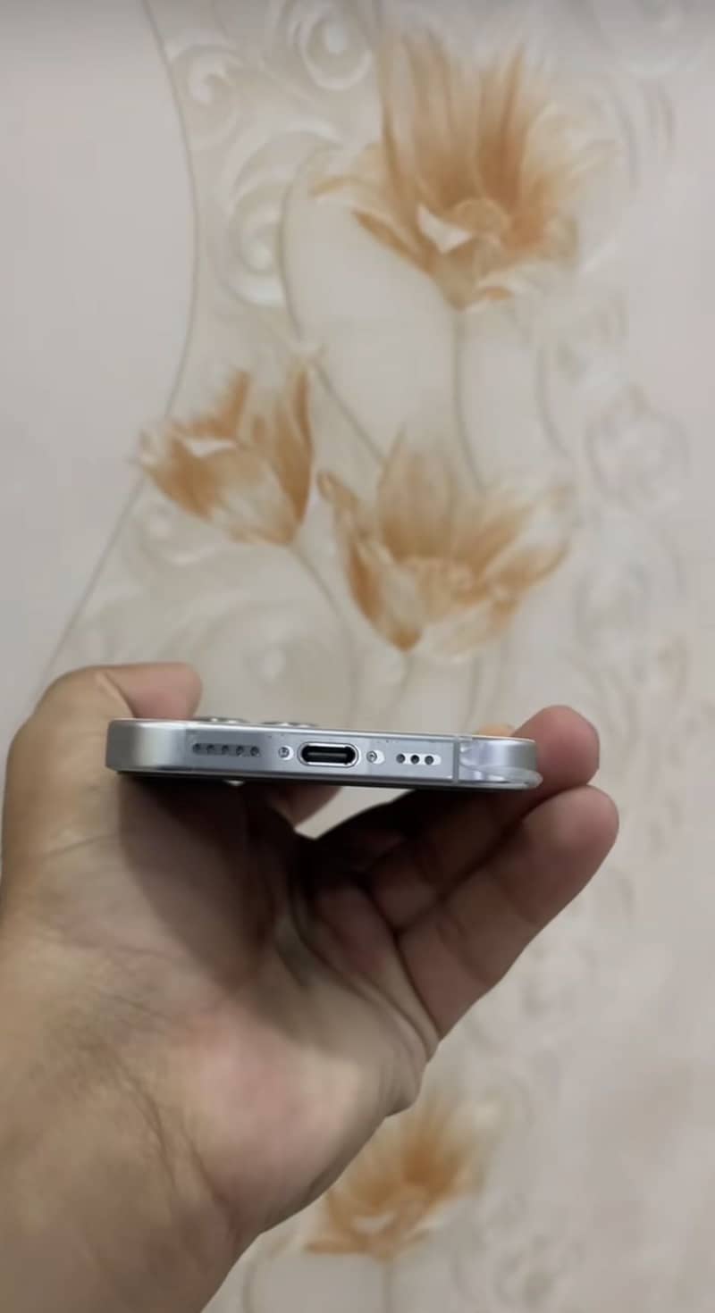 iPhone 16 pro 4