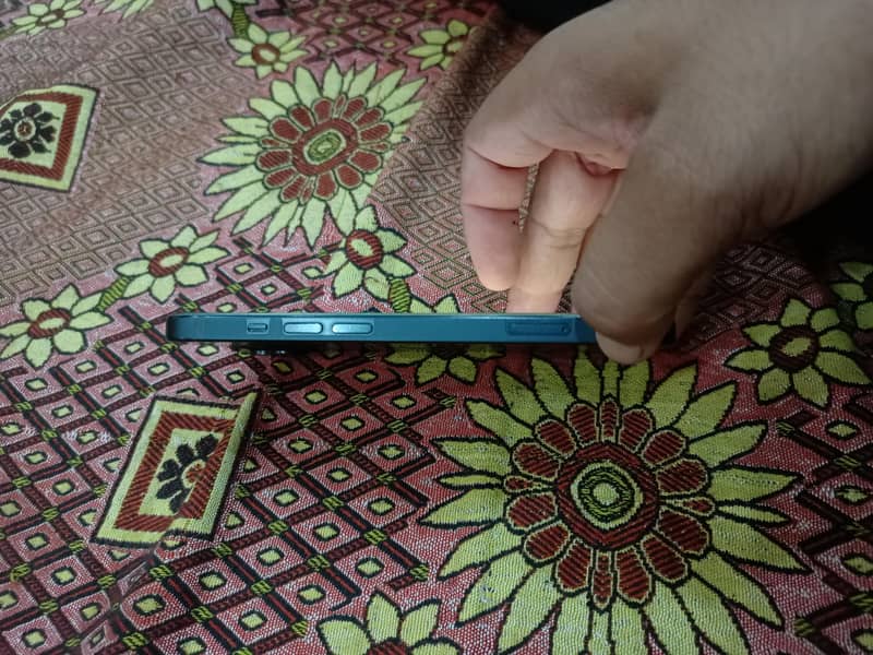 iPhone 13jv working awesomely 128 10/10 condition 3