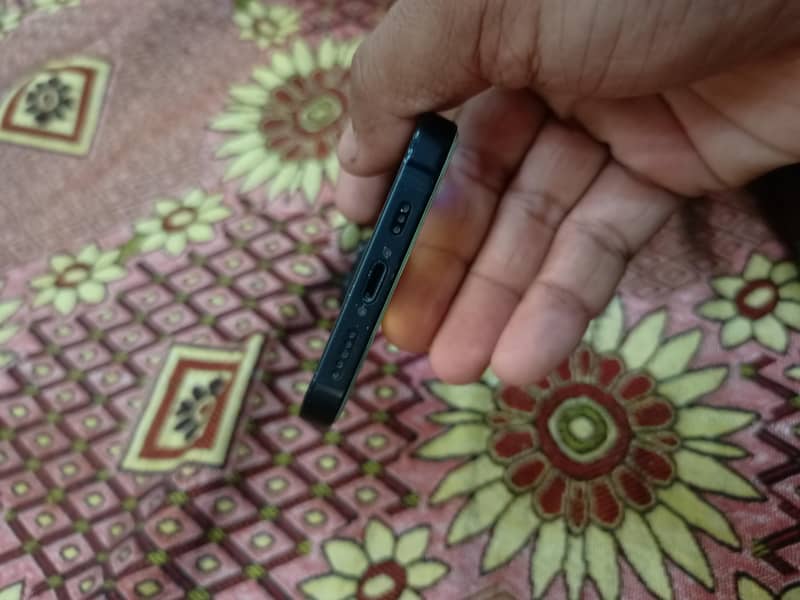iPhone 13jv working awesomely 128 10/10 condition 4