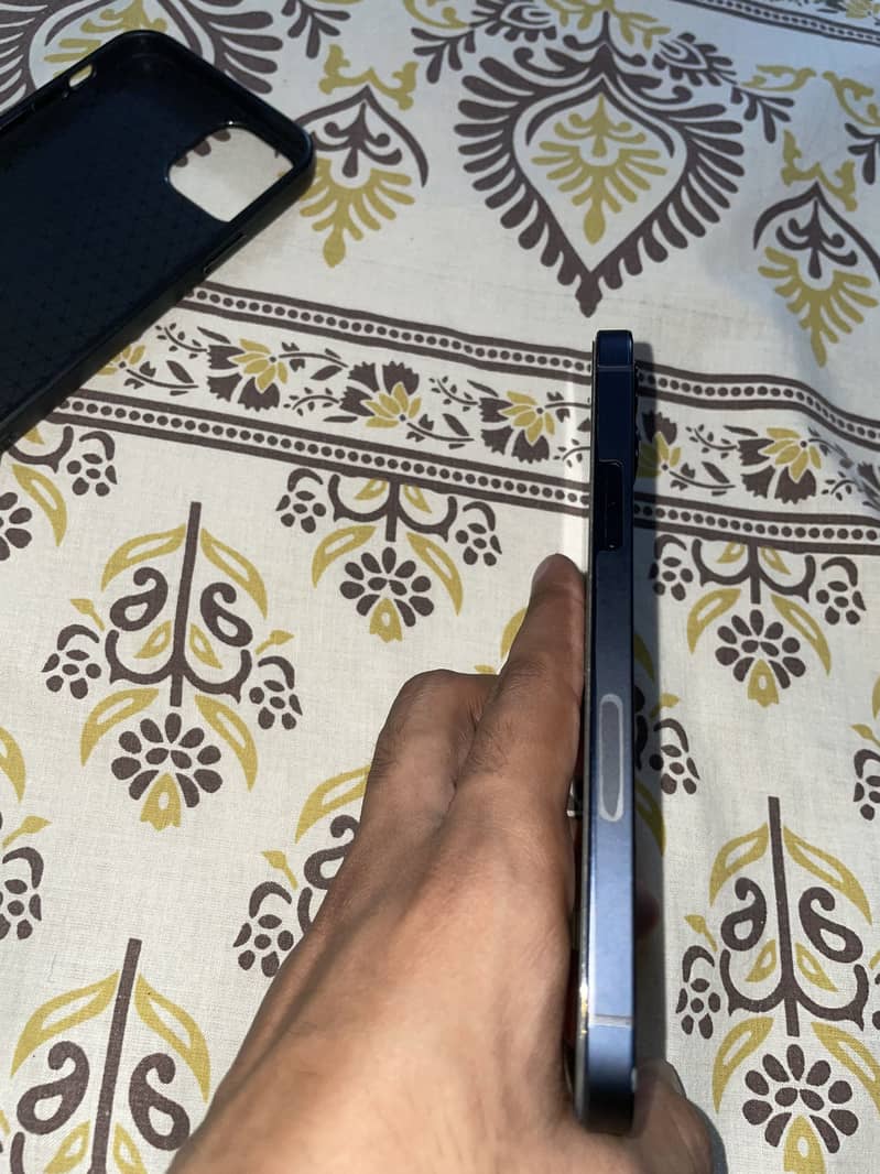 Apple iPhone 12 3
