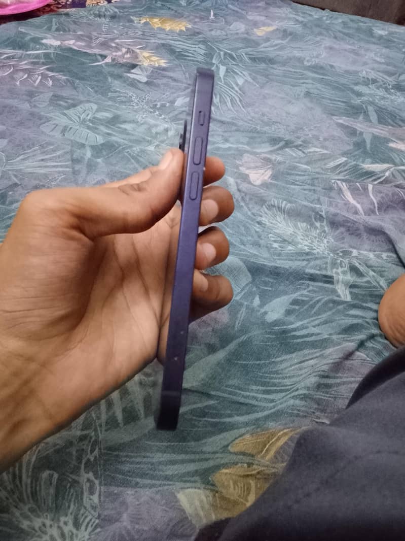 Apple iPhone 12 4