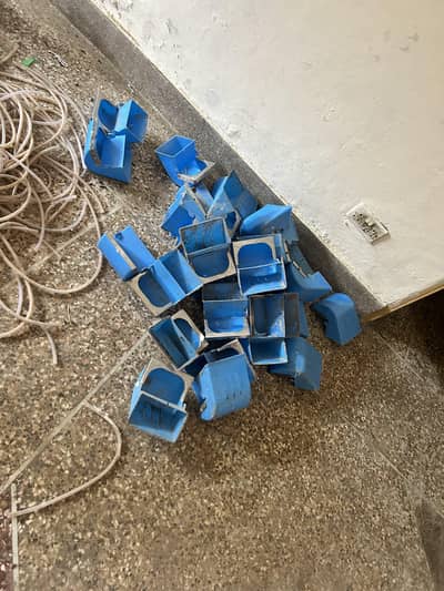 Feeding Boxes and Breeding Boxes available  : 03276009655