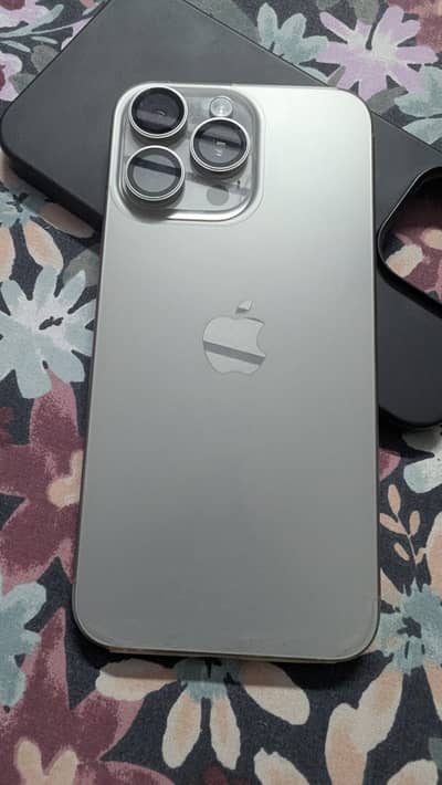 Apple iPhone 15 Pro Max J. V
