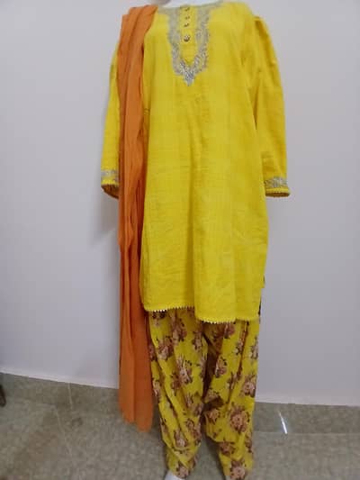 Unique shalwar with yellow shirt and orange dopatta