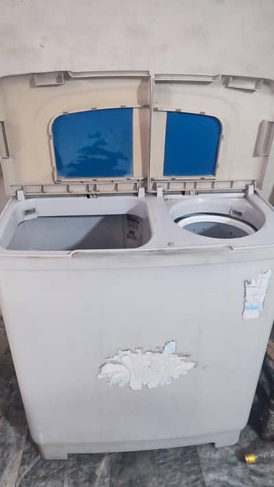 Toyo Washing machine with spinner.