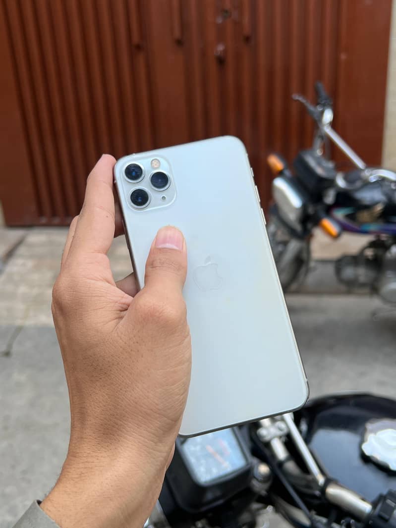 iPhone 11 Pro Max 4
