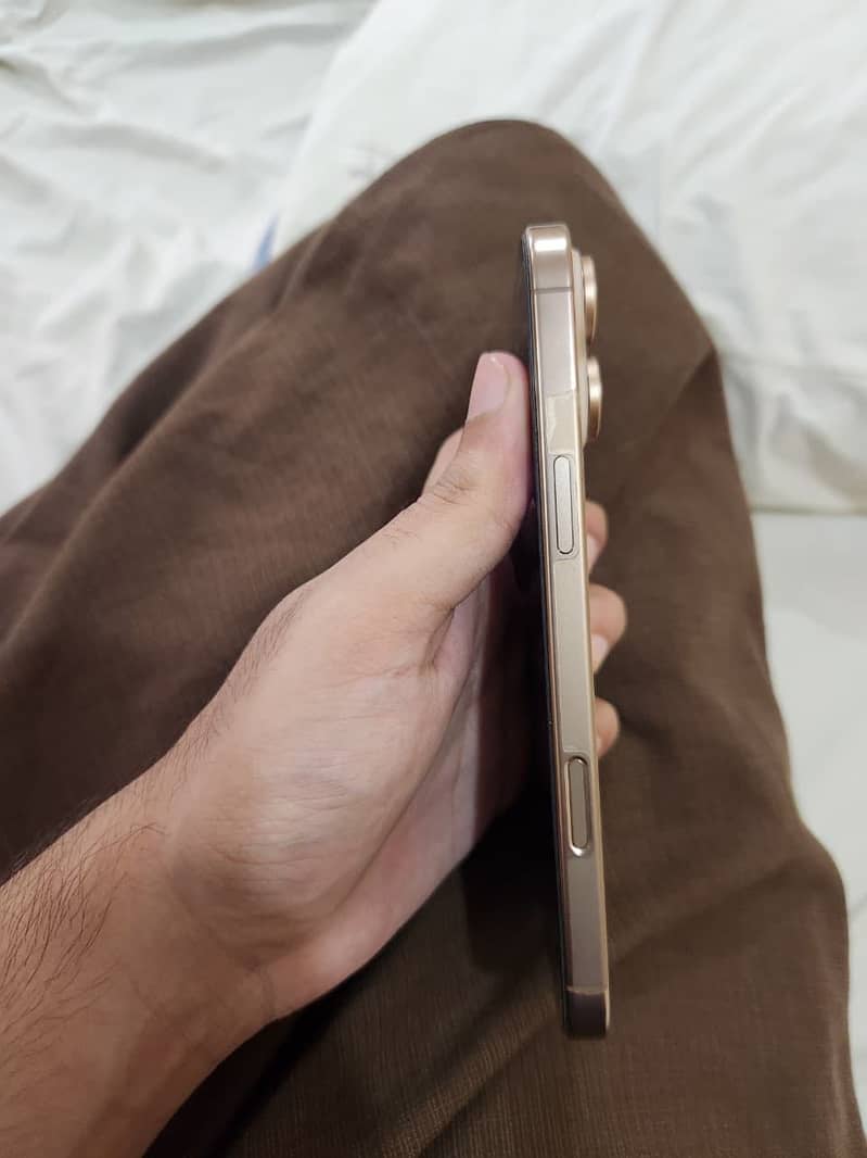 iPhone 16 Pro Max 2