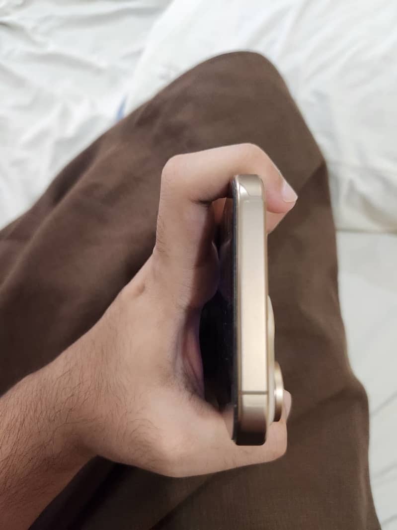 iPhone 16 Pro Max 4