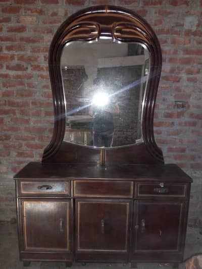 show case aur dressing table aur tv troli good conditions
