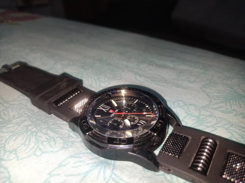 Men watch 0