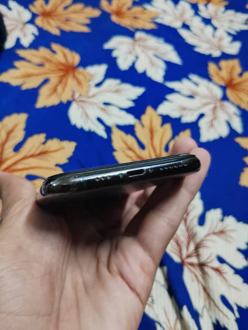 Apple iPhone 11 Pro 4