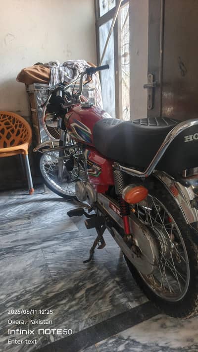 Honda 125 red colour