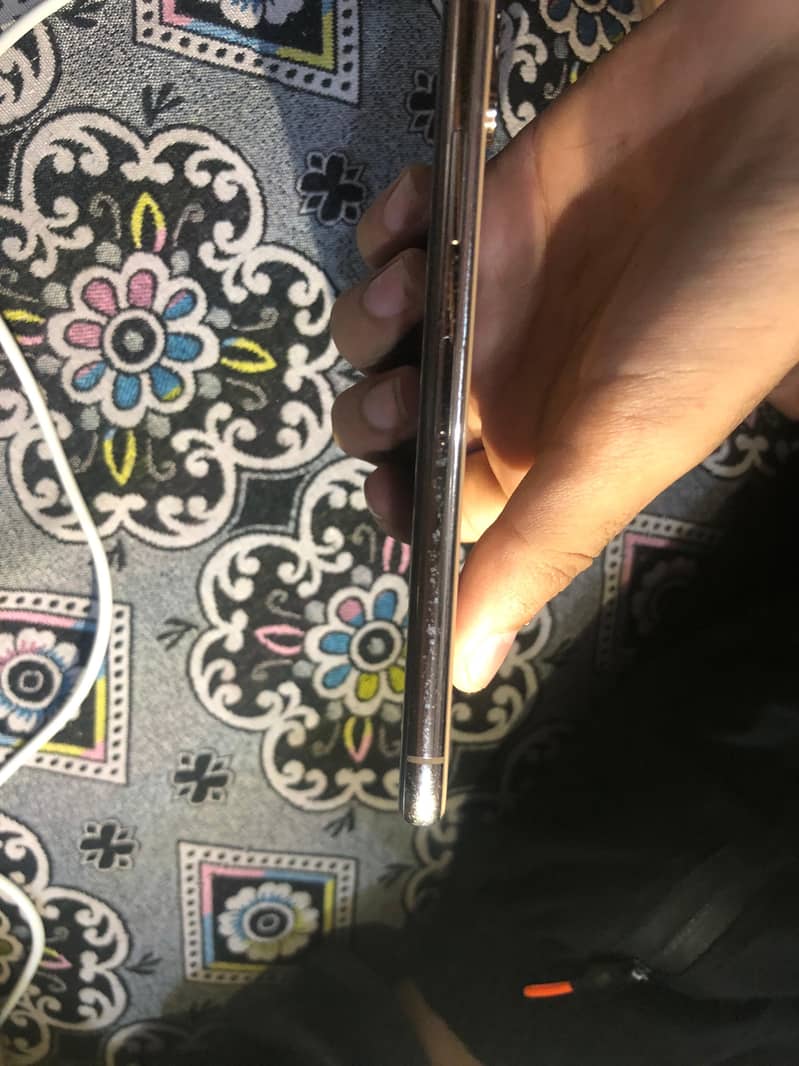 Apple iPhone XS 4