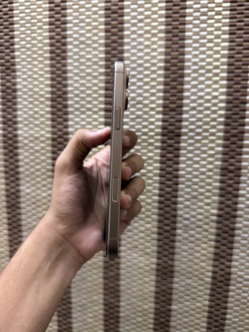 Apple iPhone 16 Pro Max 4