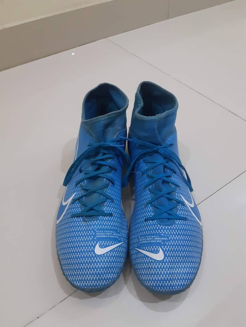 NIKE STUDS 1