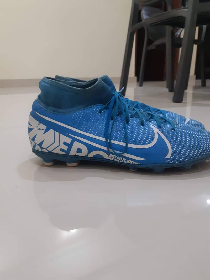 NIKE STUDS 2