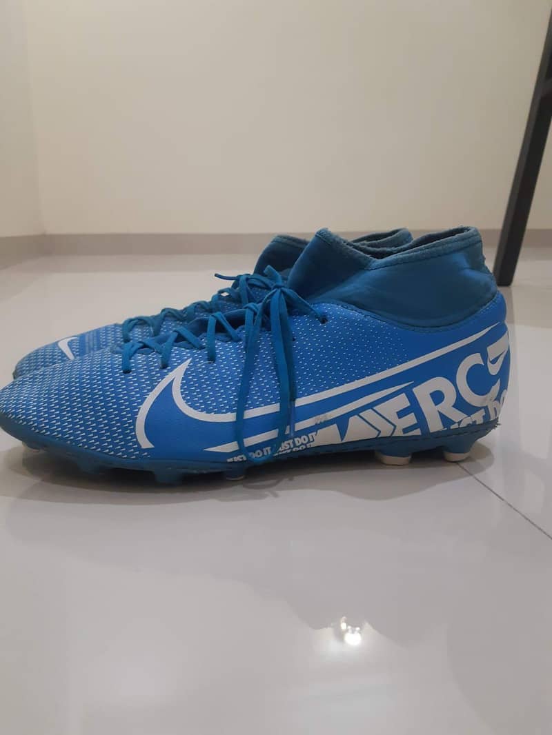 NIKE STUDS 3