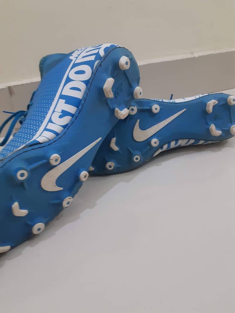 NIKE STUDS 4
