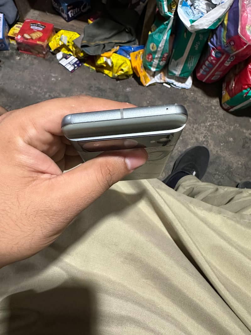 Google Pixel 8 4