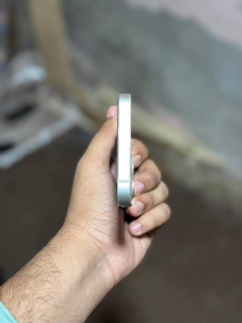 Apple iPhone 13 4