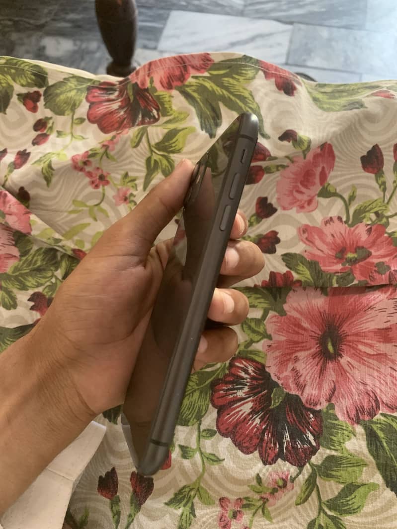 Apple iPhone 11 4