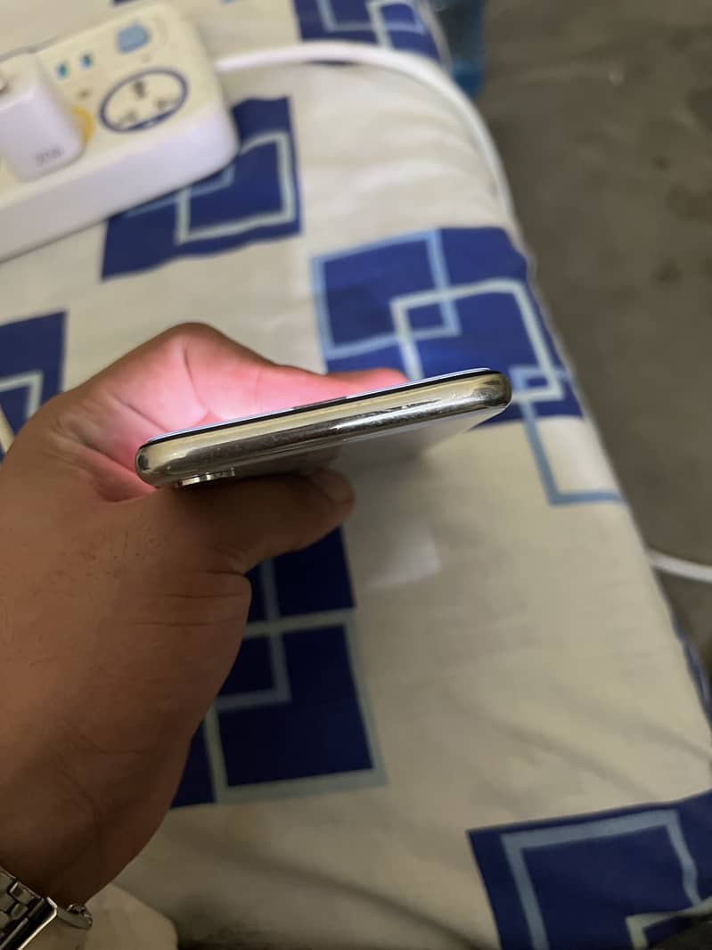 Apple iPhone X 4