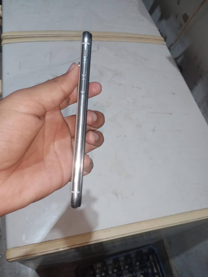 Apple iPhone X 4