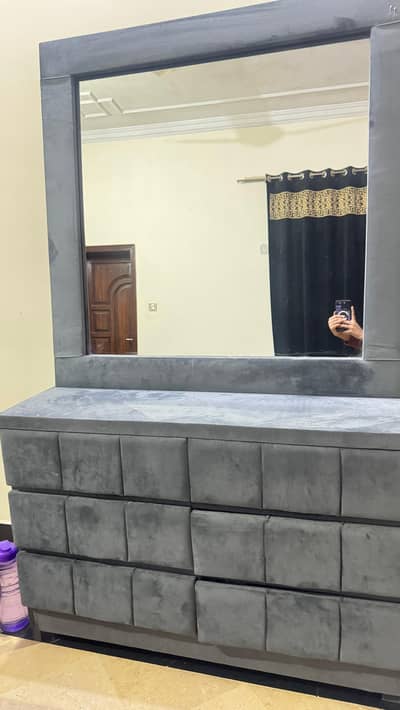 STYLISH MIRROR DRESSER