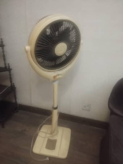 Royal pedastial fan