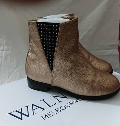 walnut Melbourne shoes in 9 by 10 condition golden colour