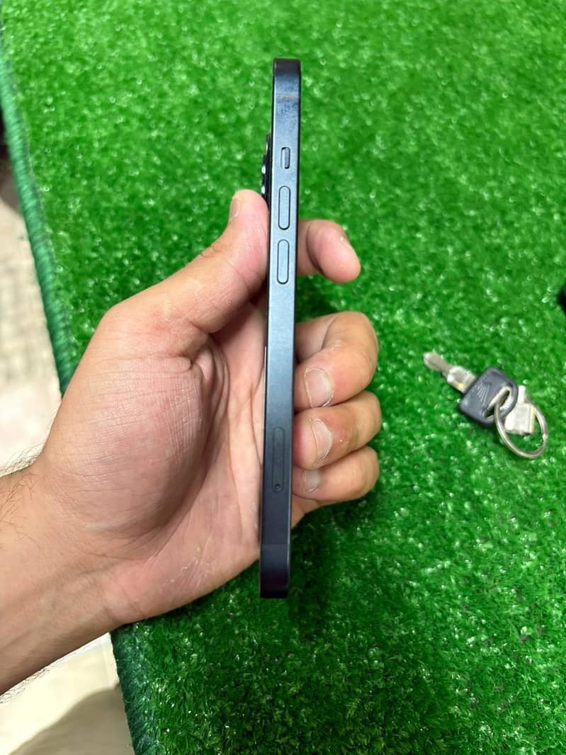 iPhone 13 4
