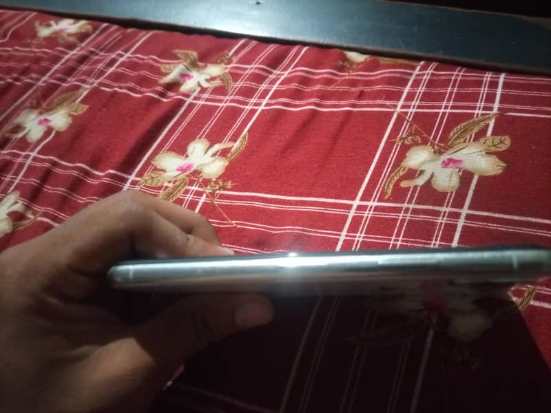 Apple iPhone X 4